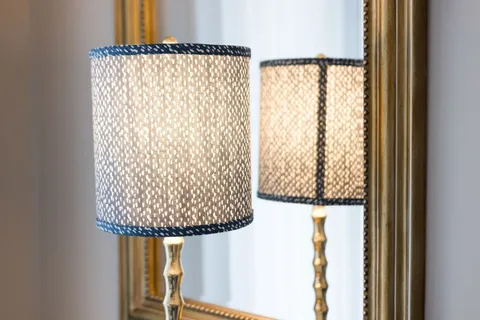 a sign that is sitting on a brick wall