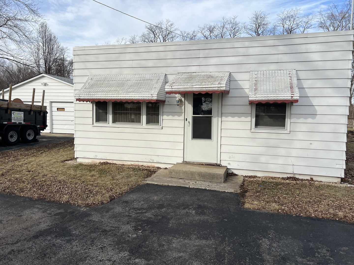 1641 Jericho Road Aurora, IL 60506 - Photo 4 of 15 a view of a house with a patio
