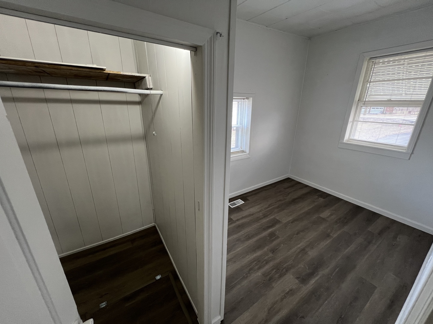 1641 Jericho Road Aurora, IL 60506 - Photo 8 of 15 a view of a room with wooden floor and small window