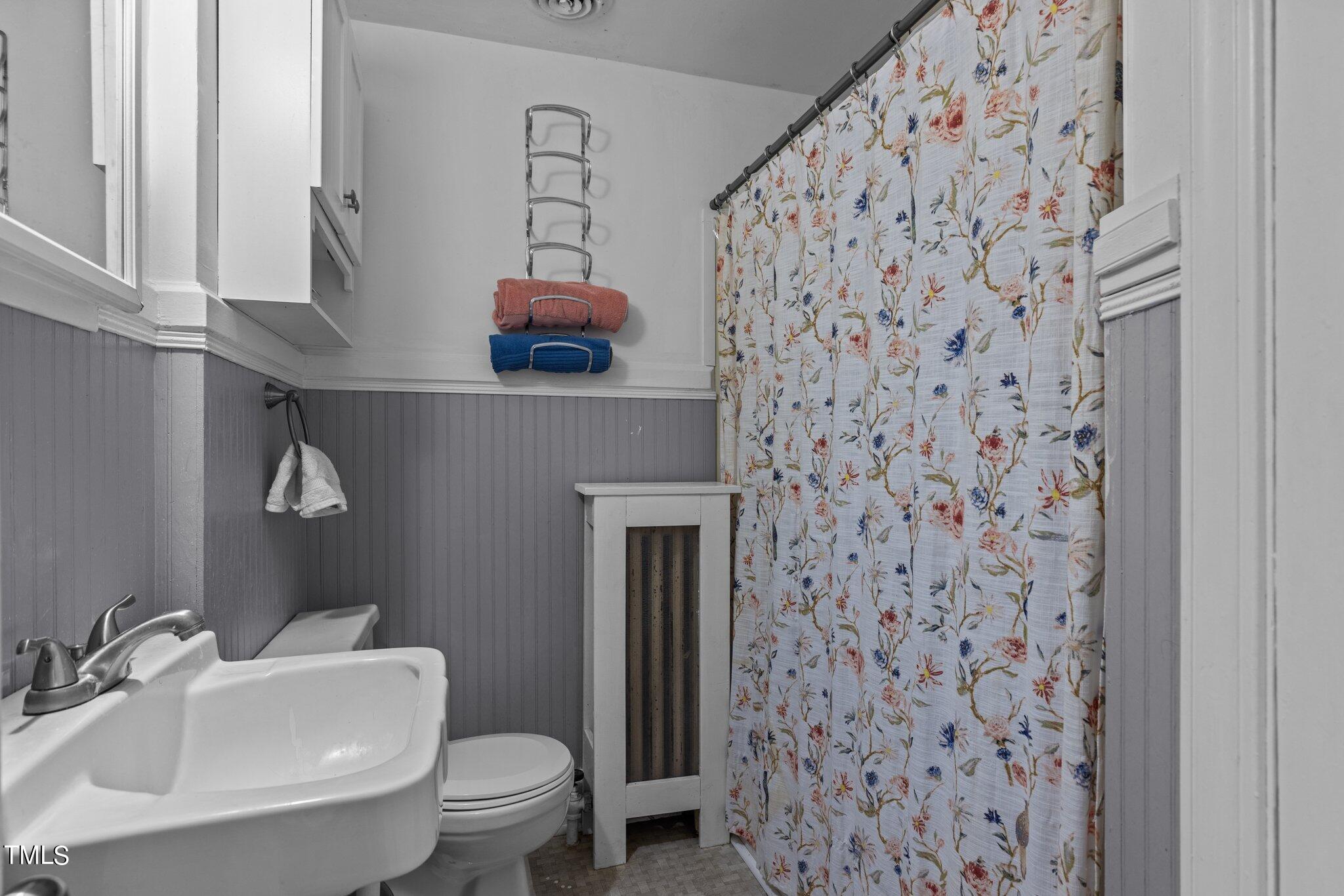 522 Gordon Street Roxboro, NC 27573 - Photo 23 of 40 Guest bath