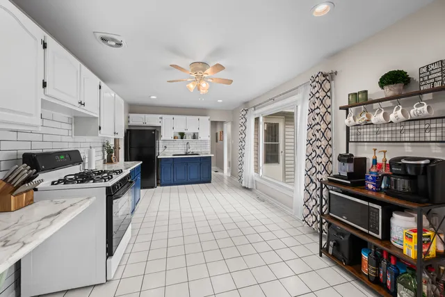 $385,000 | 585 Amherst Lane, Hoffman Estates, IL 60169