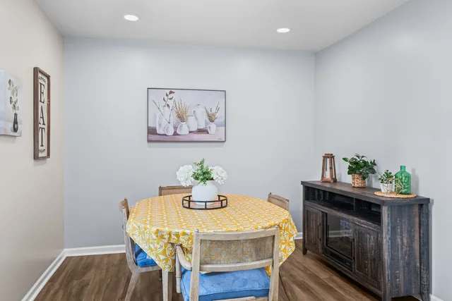 $385,000 | 585 Amherst Lane, Hoffman Estates, IL 60169