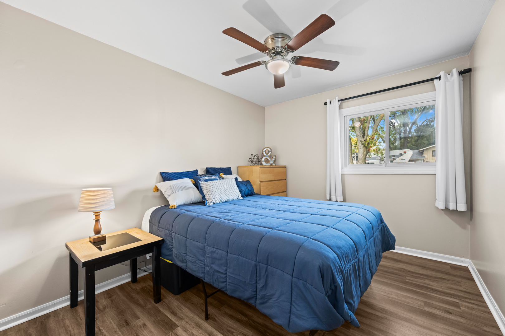 585 Amherst Lane Hoffman Estates, IL 60169 - Photo 14 of 25 a bedroom with a bed and a painting on the wall