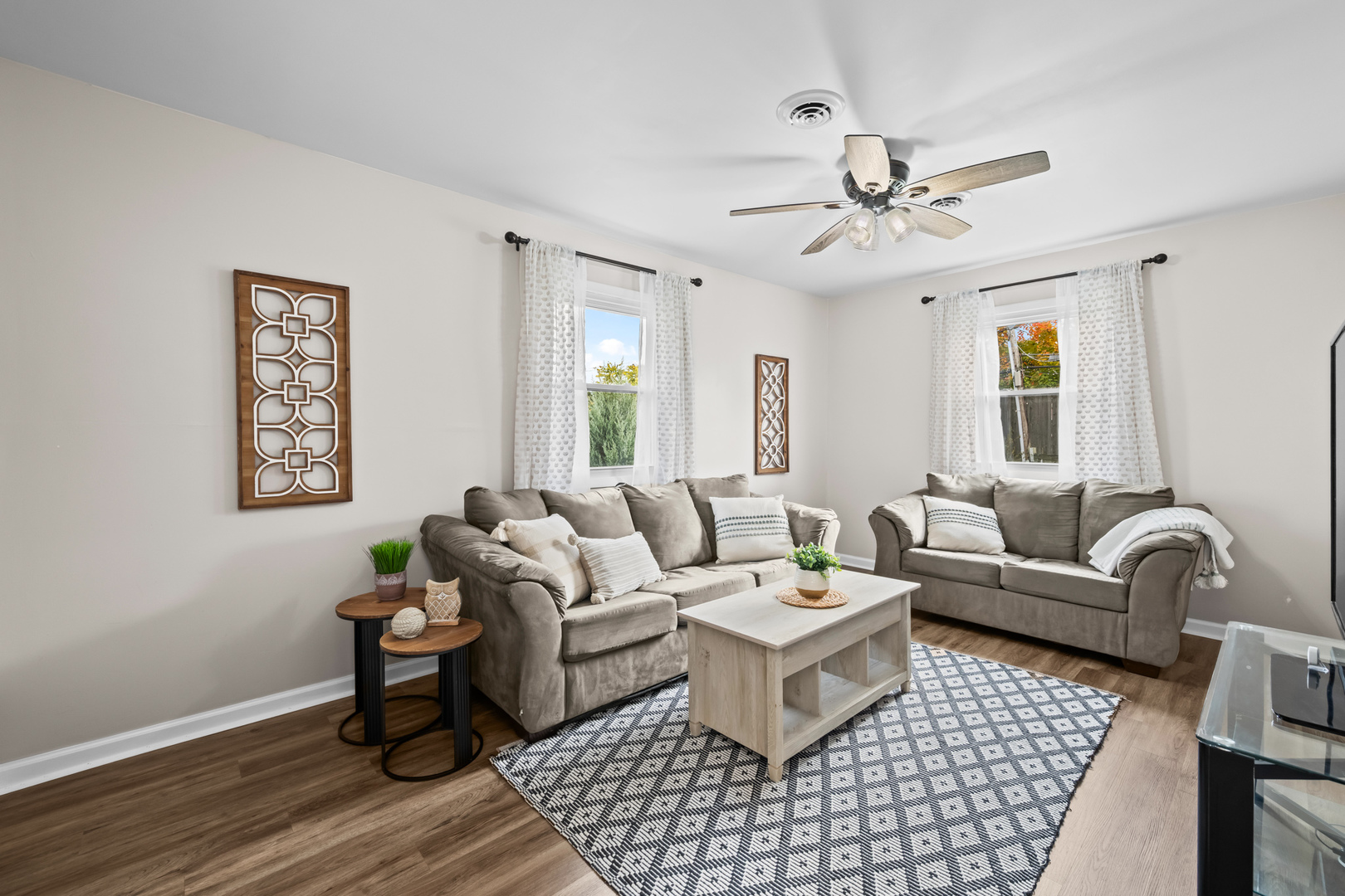 585 Amherst Lane Hoffman Estates, IL 60169 - Photo 16 of 25 a living room with furniture