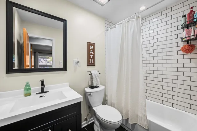 $385,000 | 585 Amherst Lane, Hoffman Estates, IL 60169