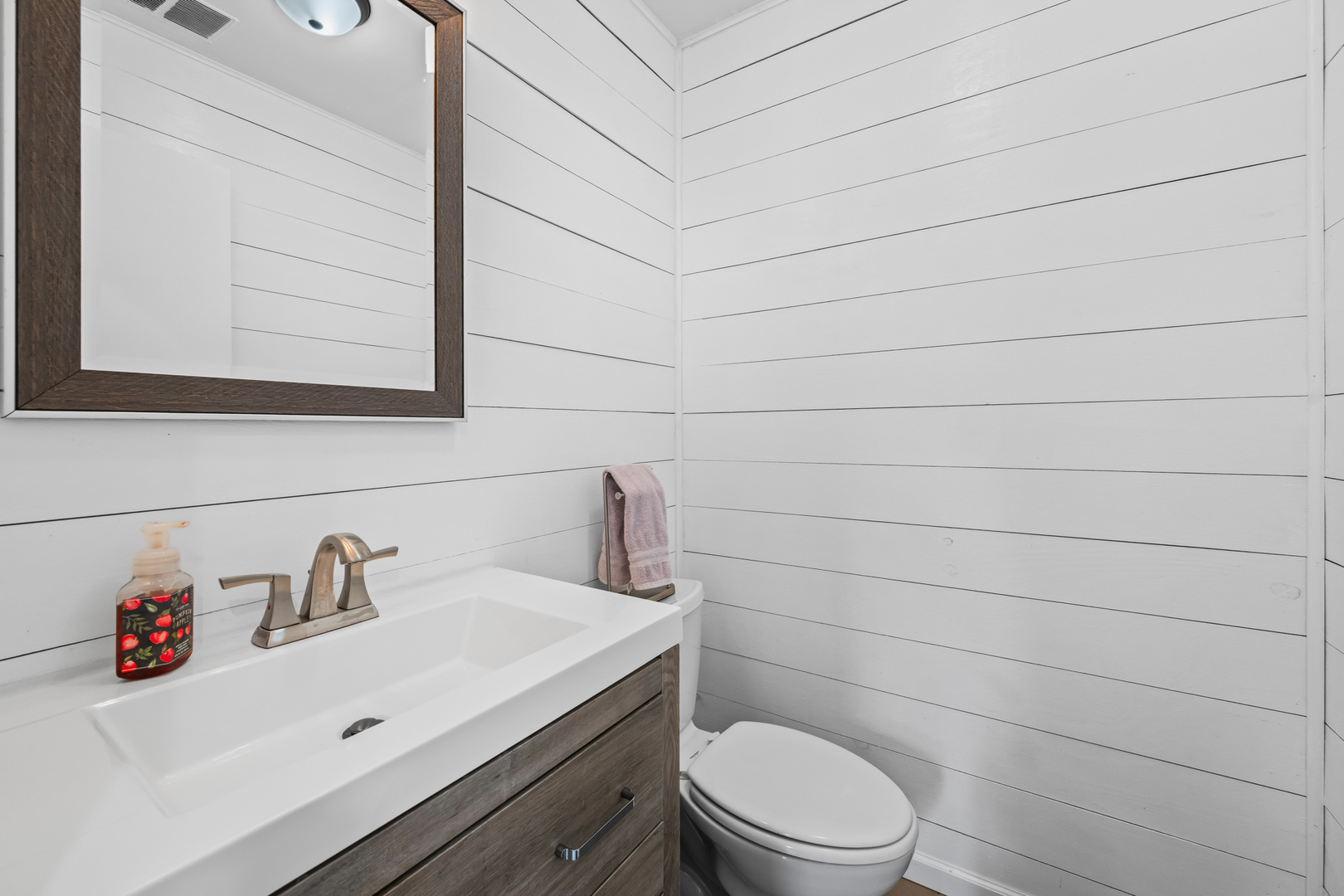 585 Amherst Lane Hoffman Estates, IL 60169 - Photo 20 of 25 a bathroom with a toilet a sink and mirror