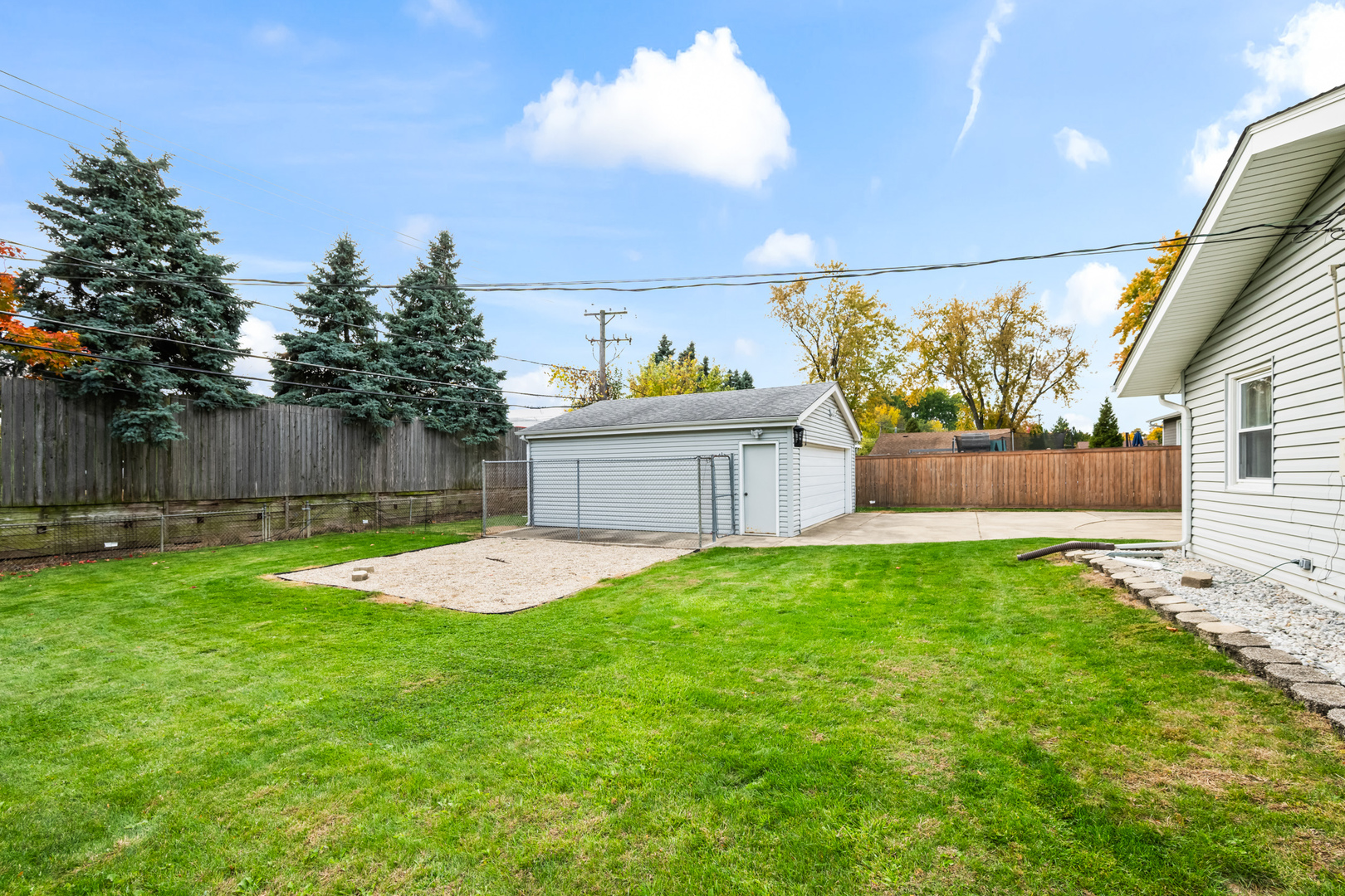 585 Amherst Lane Hoffman Estates, IL 60169 - Photo 22 of 25 a view of a backyard