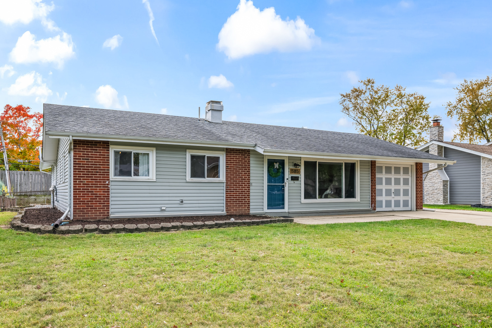 585 Amherst Lane Hoffman Estates, IL 60169 - Photo 3 of 25 a front view of a house with a garden