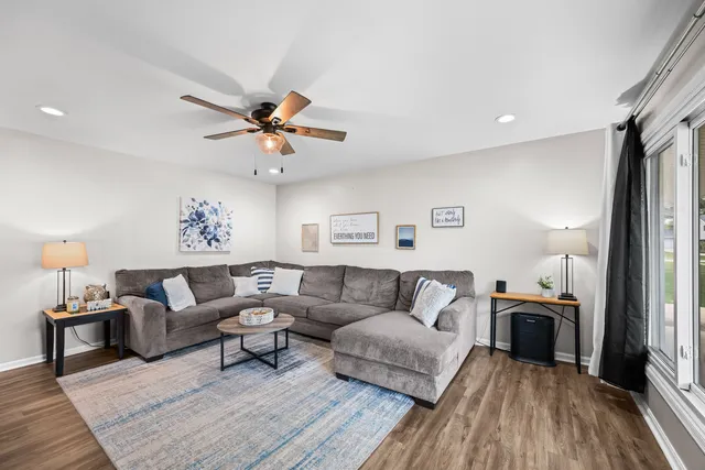 $385,000 | 585 Amherst Lane, Hoffman Estates, IL 60169