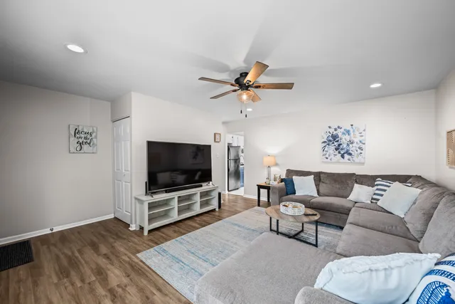 $385,000 | 585 Amherst Lane, Hoffman Estates, IL 60169