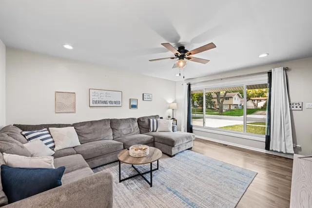 $385,000 | 585 Amherst Lane, Hoffman Estates, IL 60169