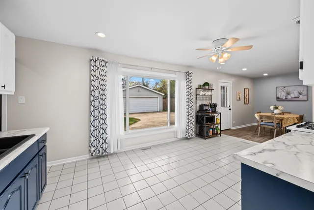 $385,000 | 585 Amherst Lane, Hoffman Estates, IL 60169