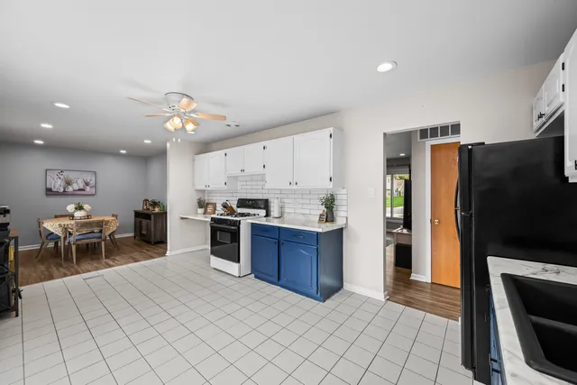 $385,000 | 585 Amherst Lane, Hoffman Estates, IL 60169