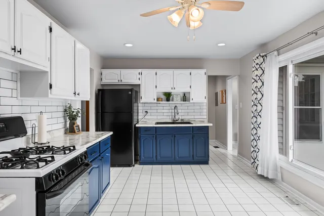 $385,000 | 585 Amherst Lane, Hoffman Estates, IL 60169