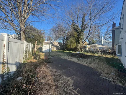 a view of a yard with a house