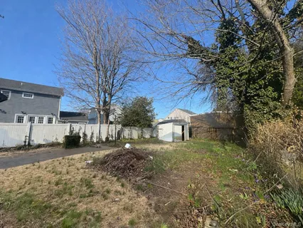 a view of a yard with a house