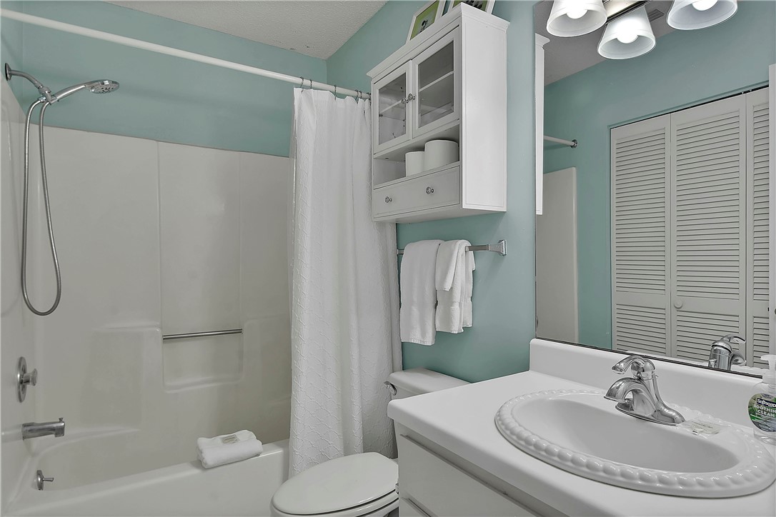 1524 Wood Avenue, Unit 303 St. Simons Island, GA 31522 - Photo 12 of 27 Primary bathroom
