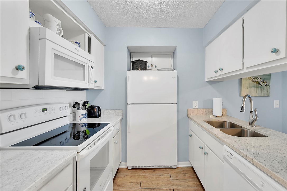 1524 Wood Avenue, Unit 303 St. Simons Island, GA 31522 - Photo 4 of 27 Kitchen