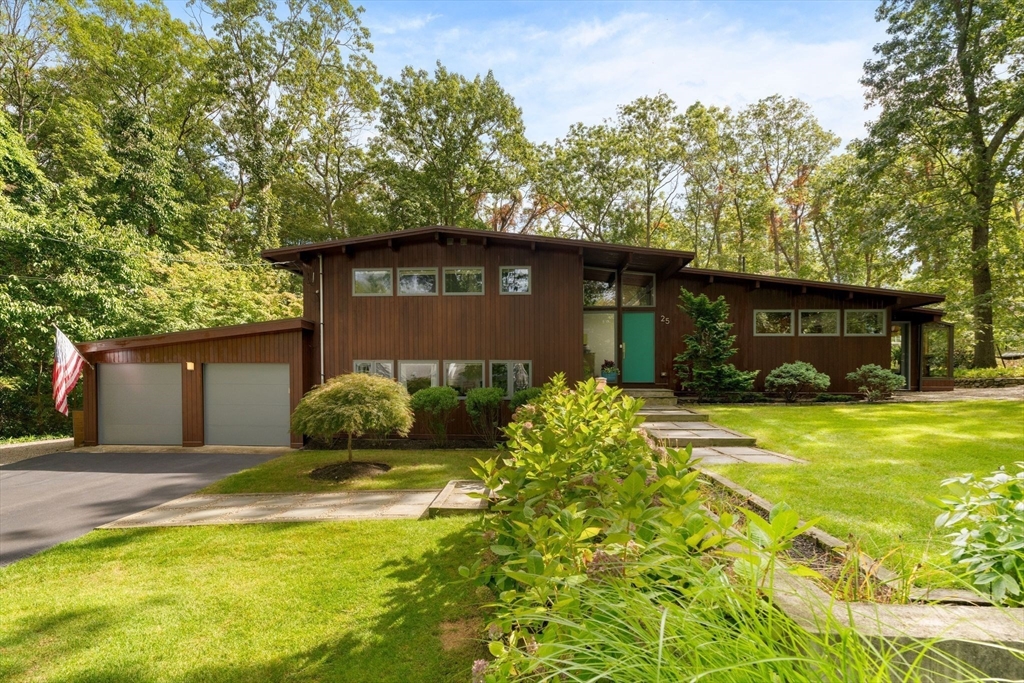 25 Rockwood Road Hingham, MA 02043 - Photo 2 of 32 a front view of a house with garden