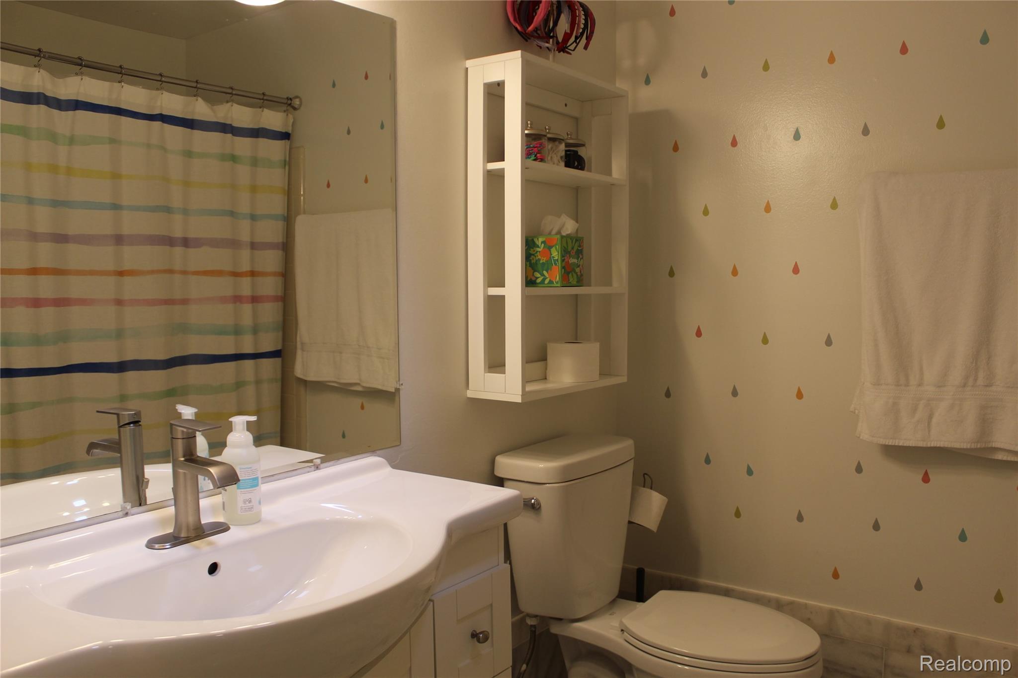 2310 Norton Road Rochester, MI 48307 - Photo 25 of 45 37 Kids Bath.JPG
