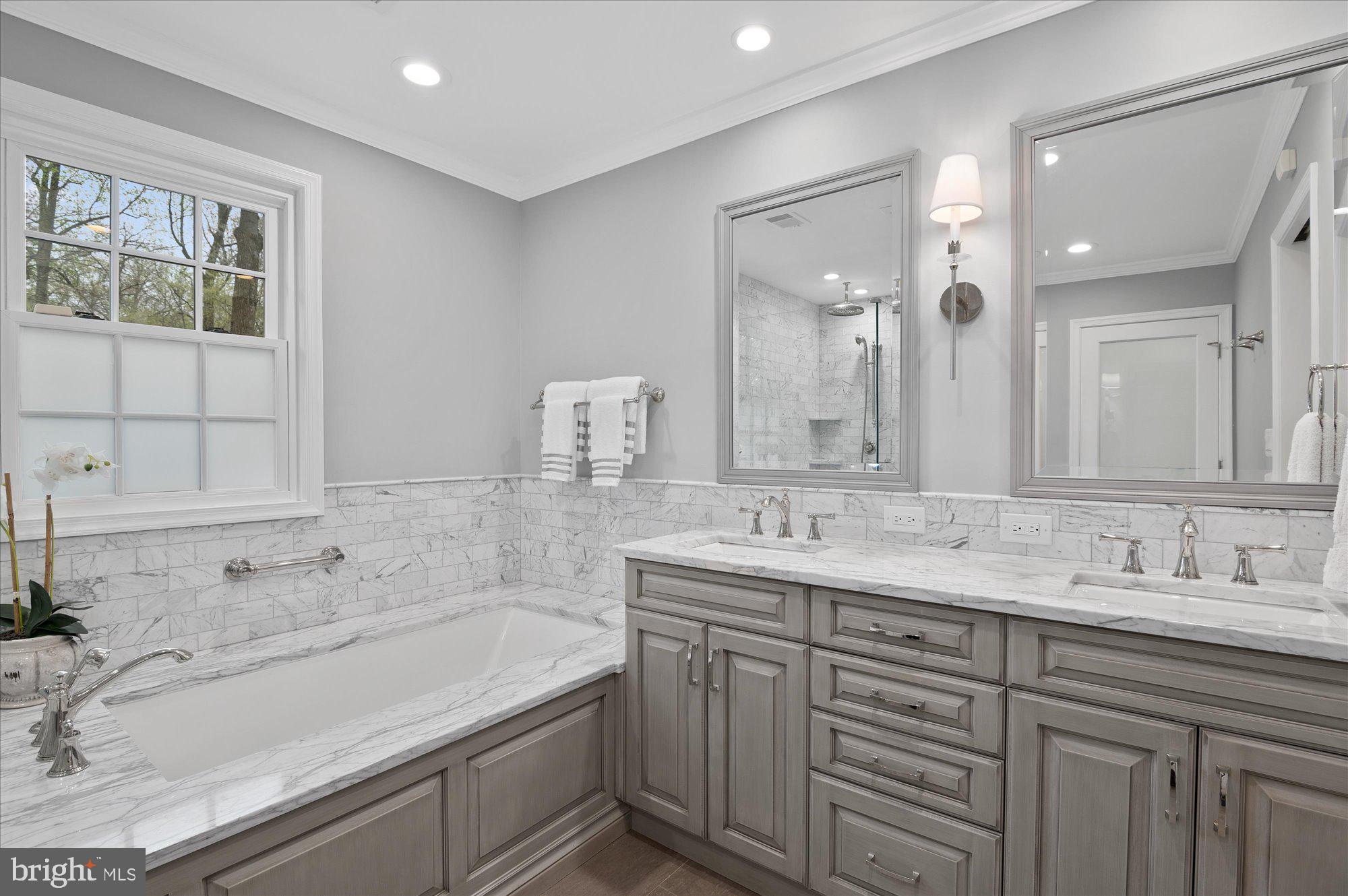 7500 Hackamore Drive Potomac, MD 20854 - Photo 13 of 20 Dual Vanities and Tub