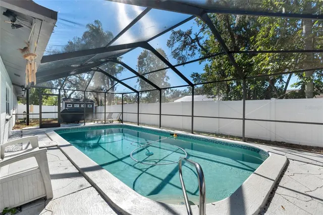 a view of a backyard