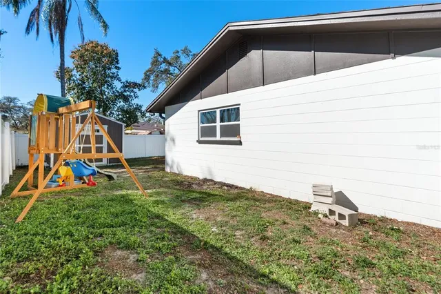 a view of a backyard