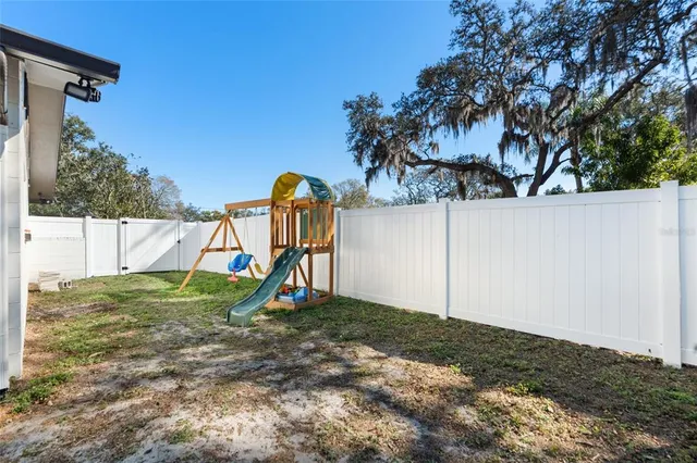 a view of a backyard