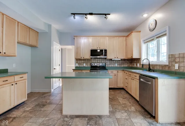 $370,000 | 12230 Cobblestone Drive, Fishers, IN 46037