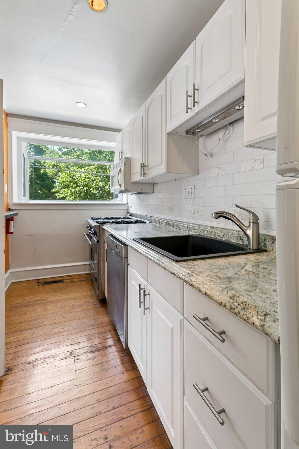 527 South 7th Street, Unit 1 Philadelphia, PA 19147 - Photo 11 of 33 Bright and modern kitchen oasis.