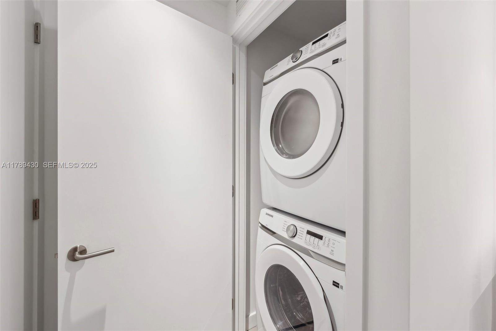 500 Alton Road, Unit 3004 Miami Beach, FL 33139 - Photo 22 of 31 a utility room with dryer and washer