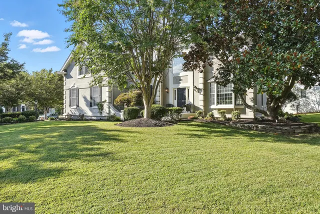 a view of entryway with livingroom