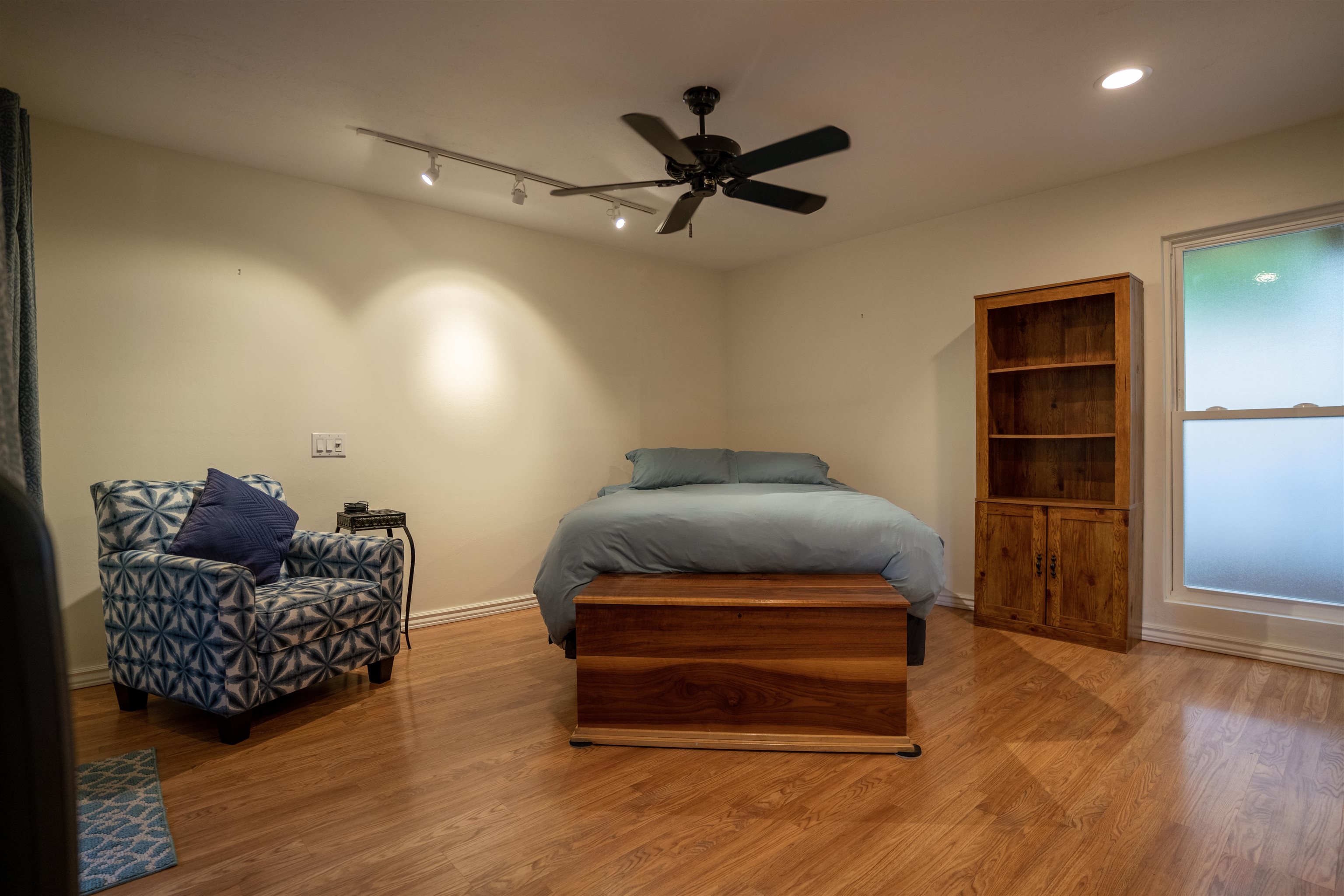107 Mehani Place Kihei, HI 96753 - Photo 20 of 30 a bedroom with furniture and a ceiling fan