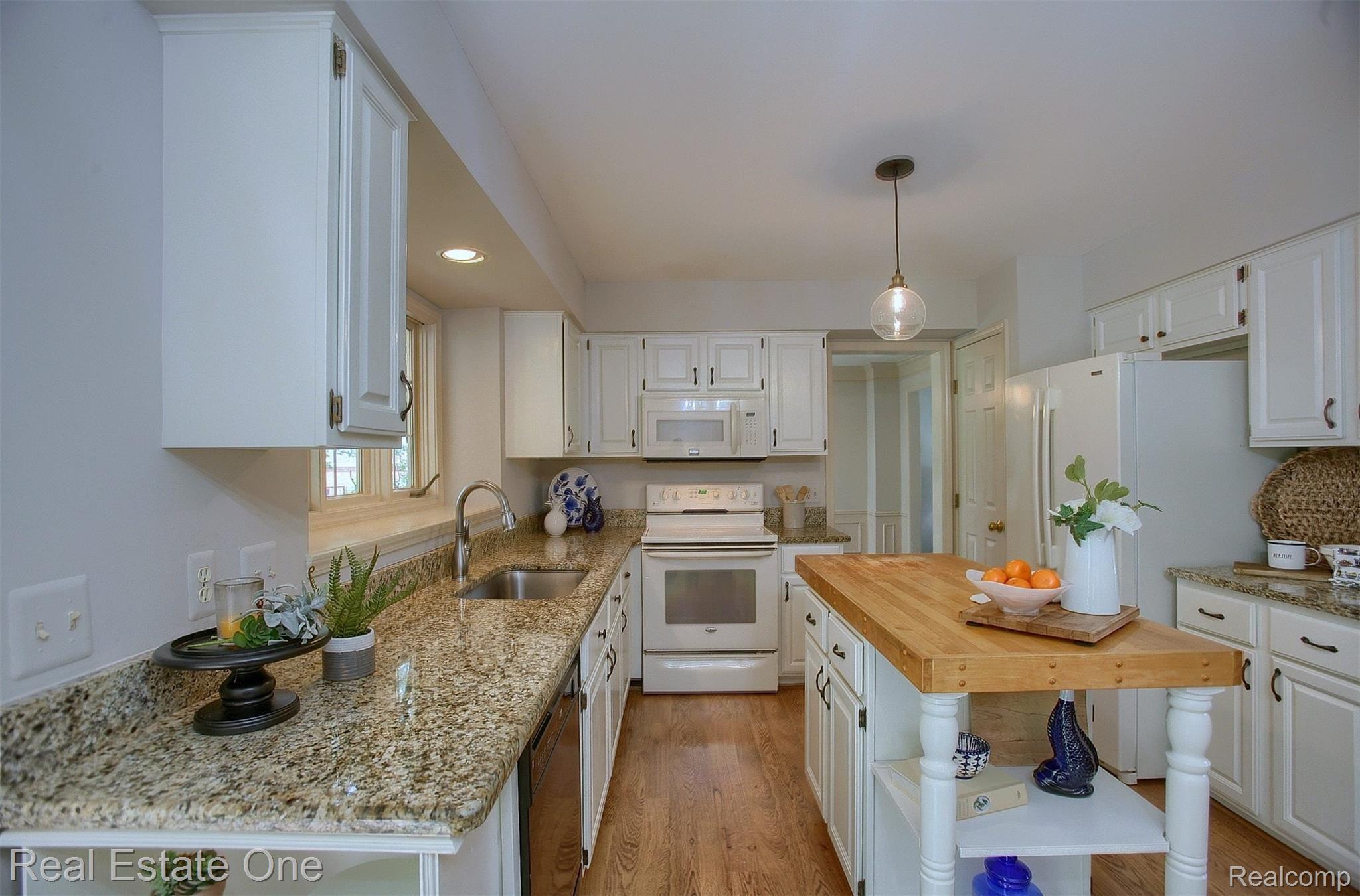 3260 Windwood Road West Bloomfield, MI 48324 - Photo 9 of 41 10-Kitchen.jpg
