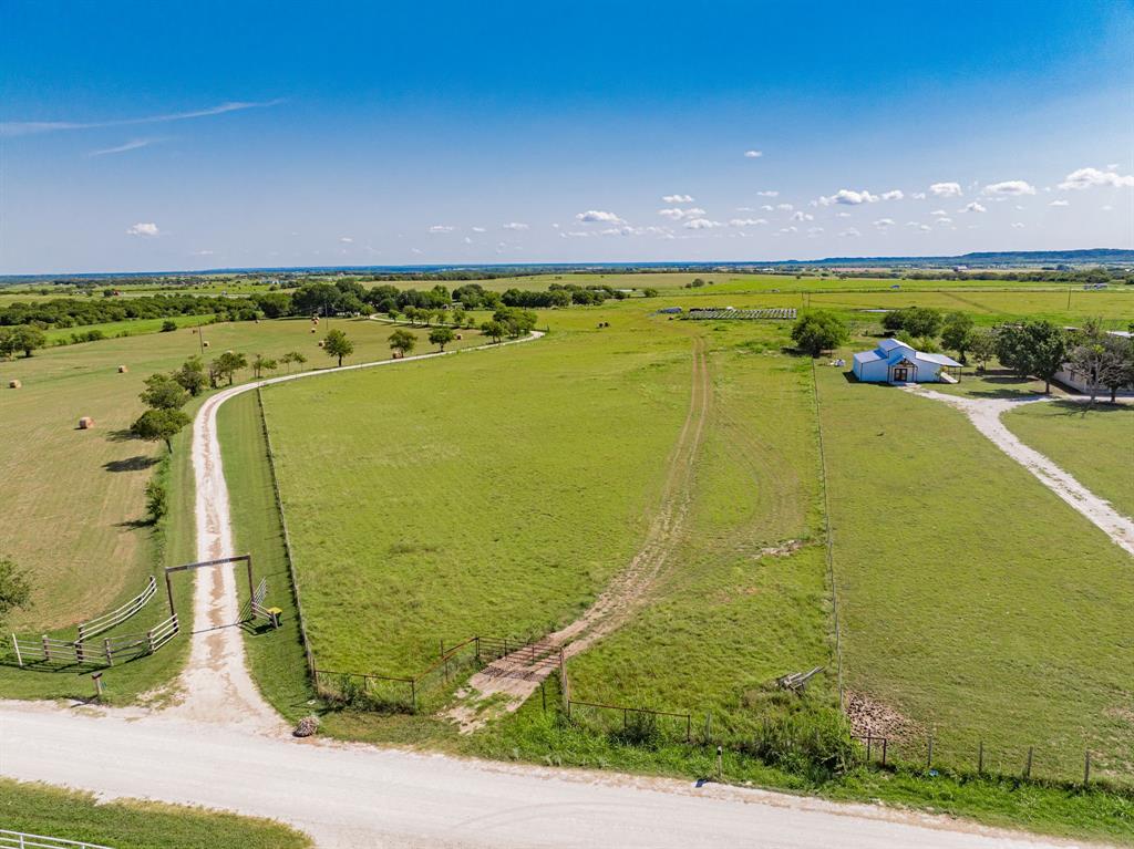 One Hcr-4141 Itasca, TX 76055 - Photo 3 of 20 a view of an ocean beach and a yard