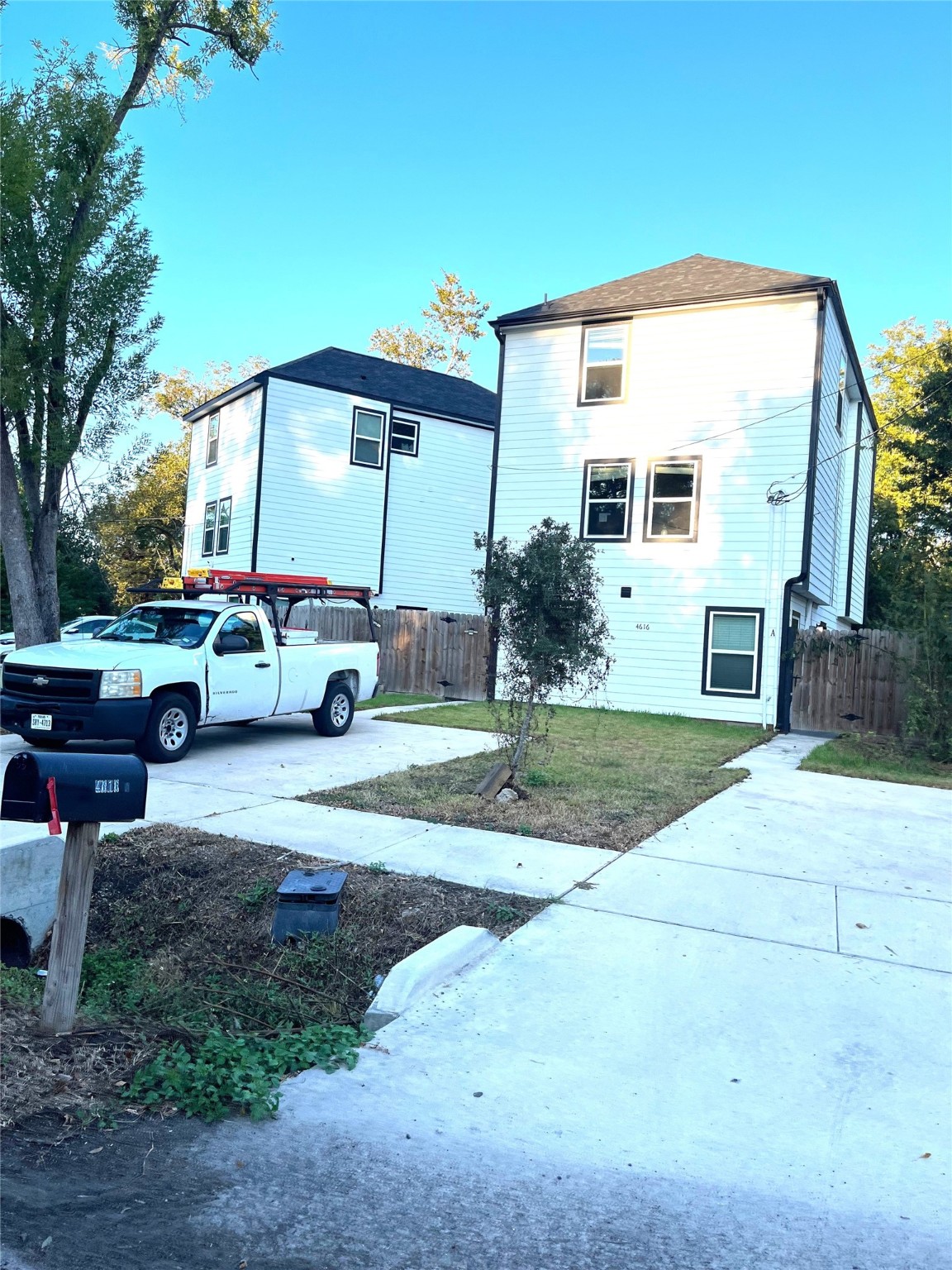 4605 Baton Rouge Street Houston, TX 77028 - Photo 3 of 6 a front view of a house with a yard