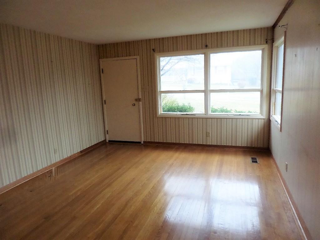 111 Wayside Road Oak Ridge, TN 37830 - Photo 2 of 22 Living Room