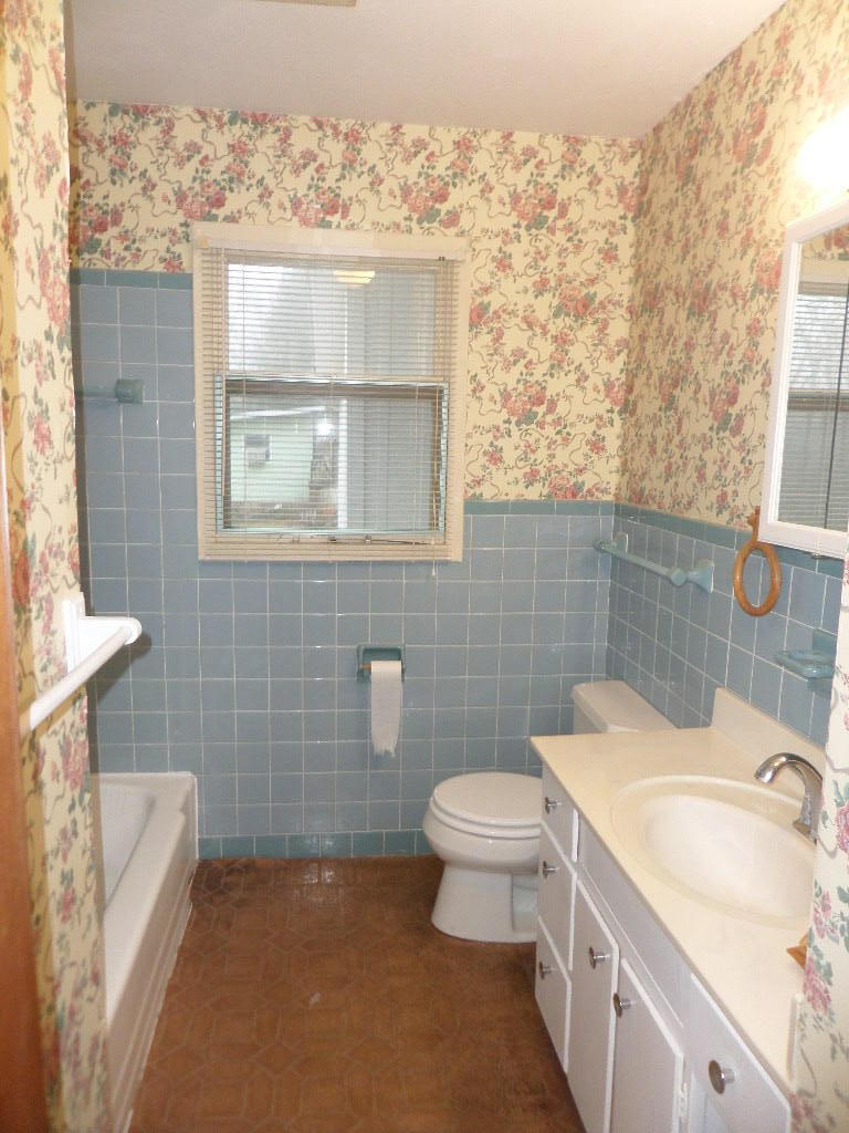 111 Wayside Road Oak Ridge, TN 37830 - Photo 12 of 22 Full Bathroom Main Floor