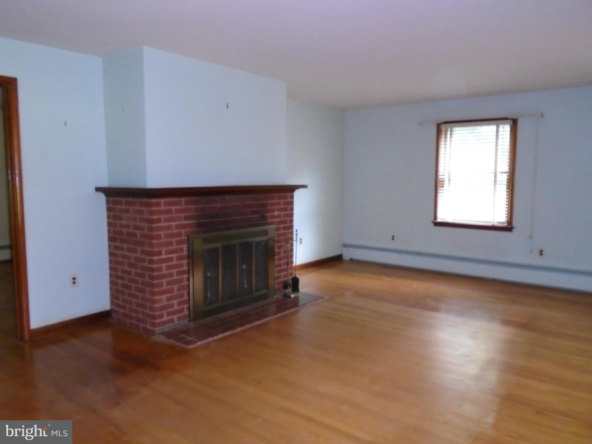 927 Paradise Road Aberdeen, MD 21001 - Photo 2 of 13 Living Room