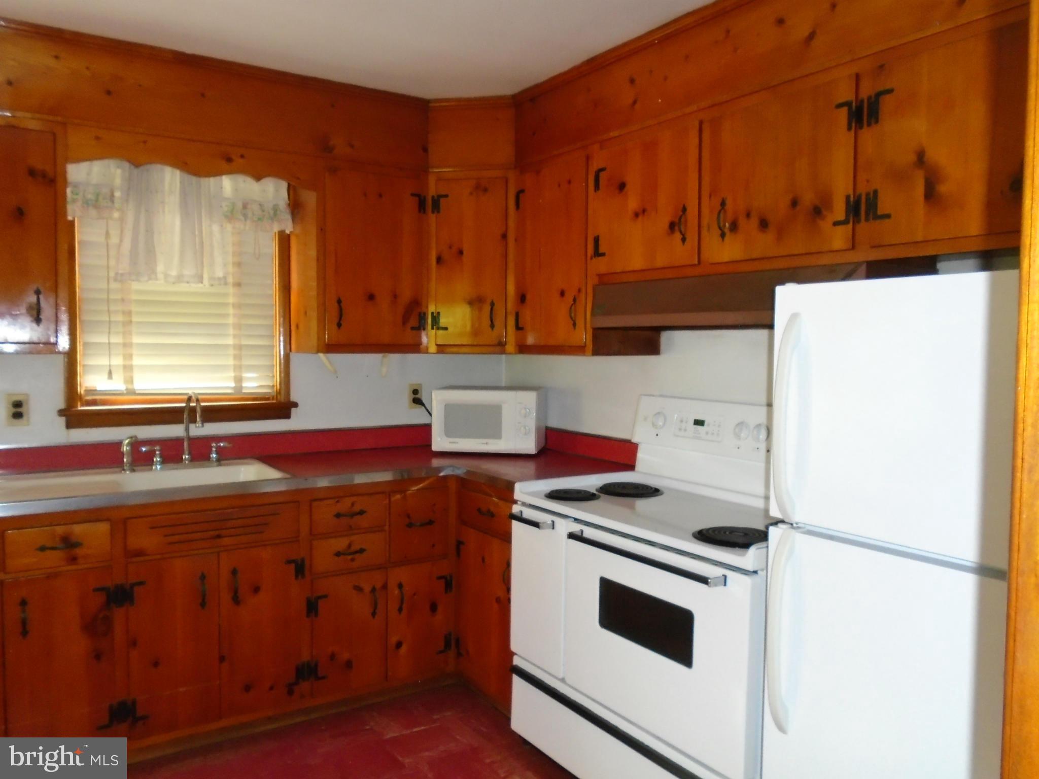 927 Paradise Road Aberdeen, MD 21001 - Photo 3 of 13 Kitchen