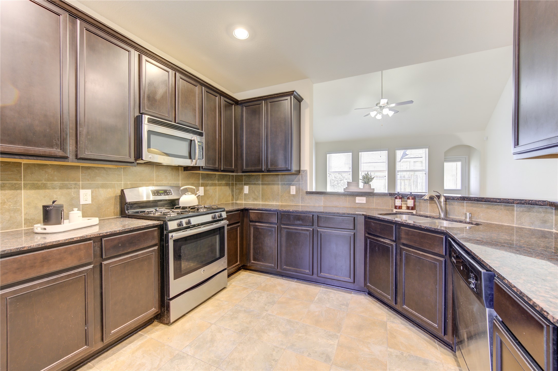 6518 Wilshire Ridge Houston, TX 77040 - Photo 9 of 30 Spacious kitchen area.