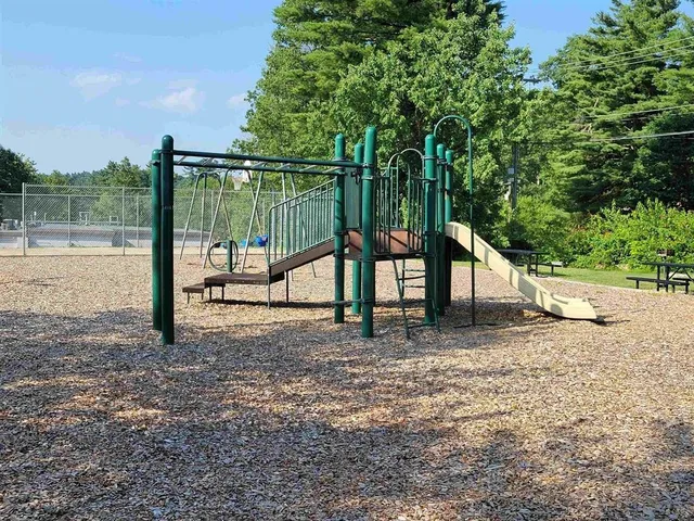 $1,850 | 136 Mammoth Road, Unit 25, Hooksett, NH 03106