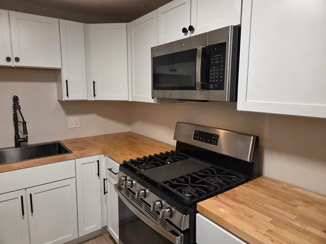 $1,850 | 136 Mammoth Road, Unit 25, Hooksett, NH 03106