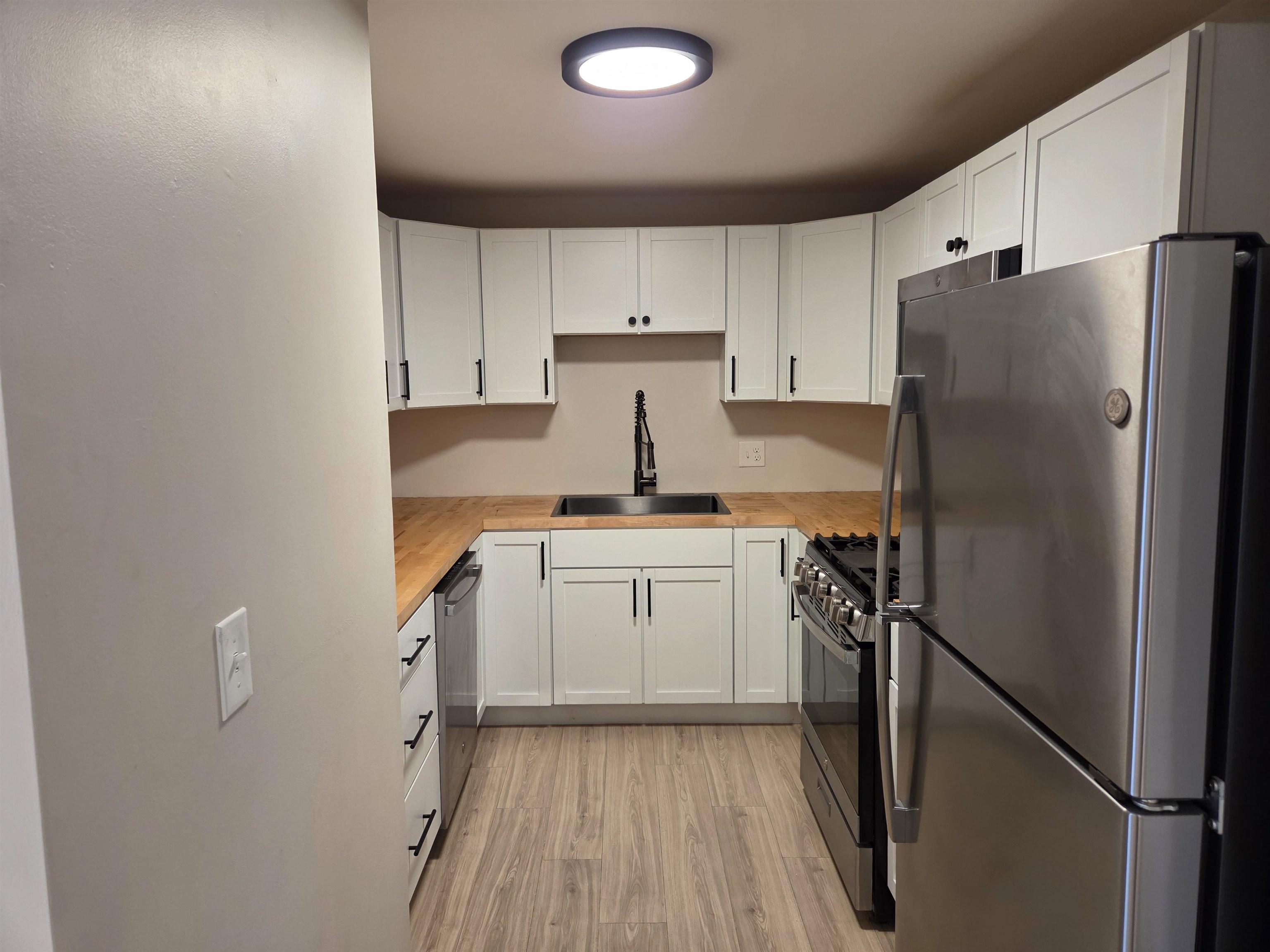 136 Mammoth Road, Unit 25 Hooksett, NH 03106 - Photo 5 of 20