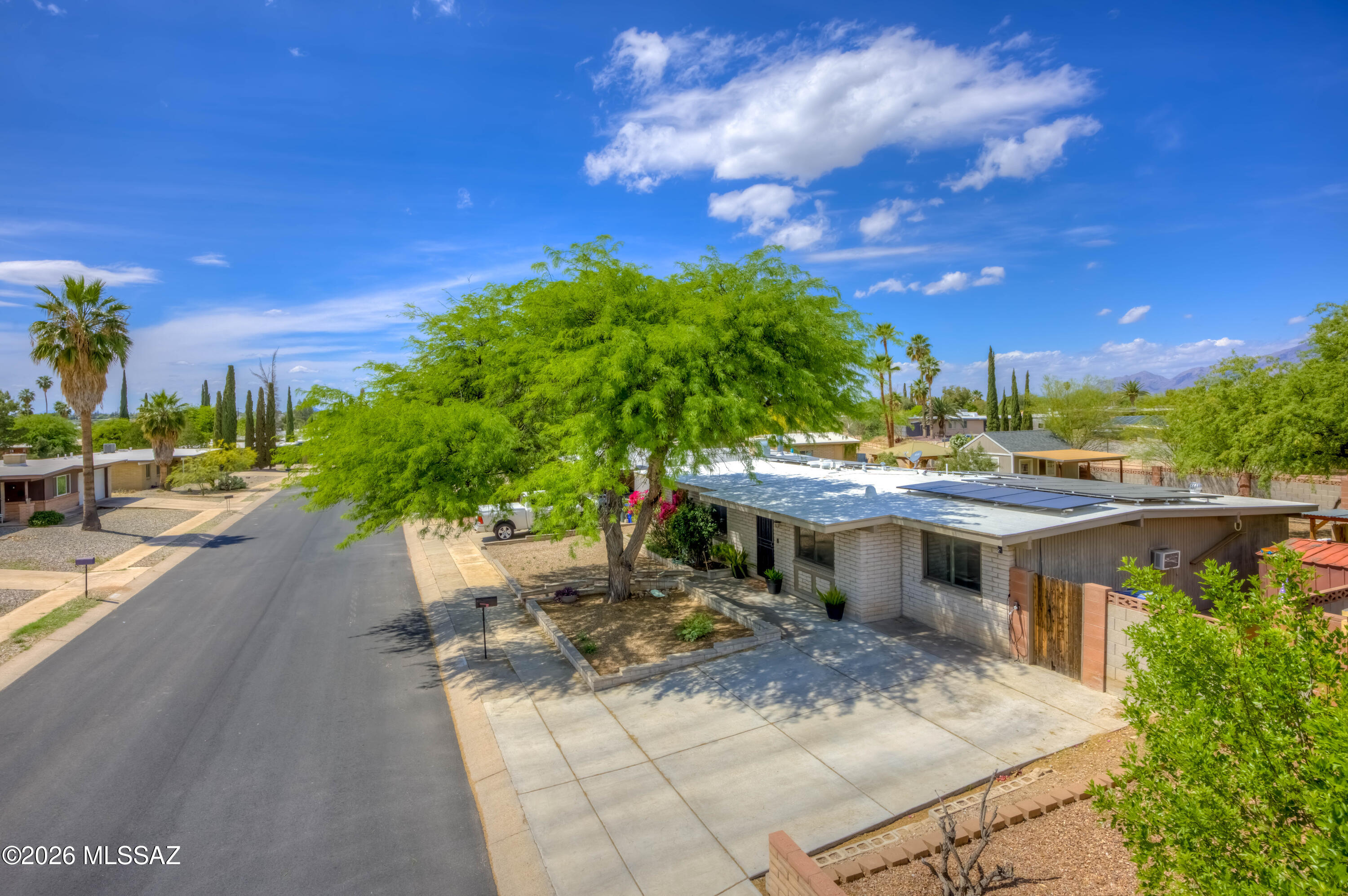8437 East Rolling Ridge Street Tucson, AZ 85710 - Photo 3 of 33