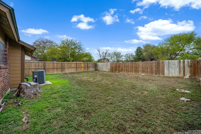 a view of a backyard