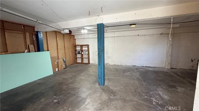 a view of a big room with closet