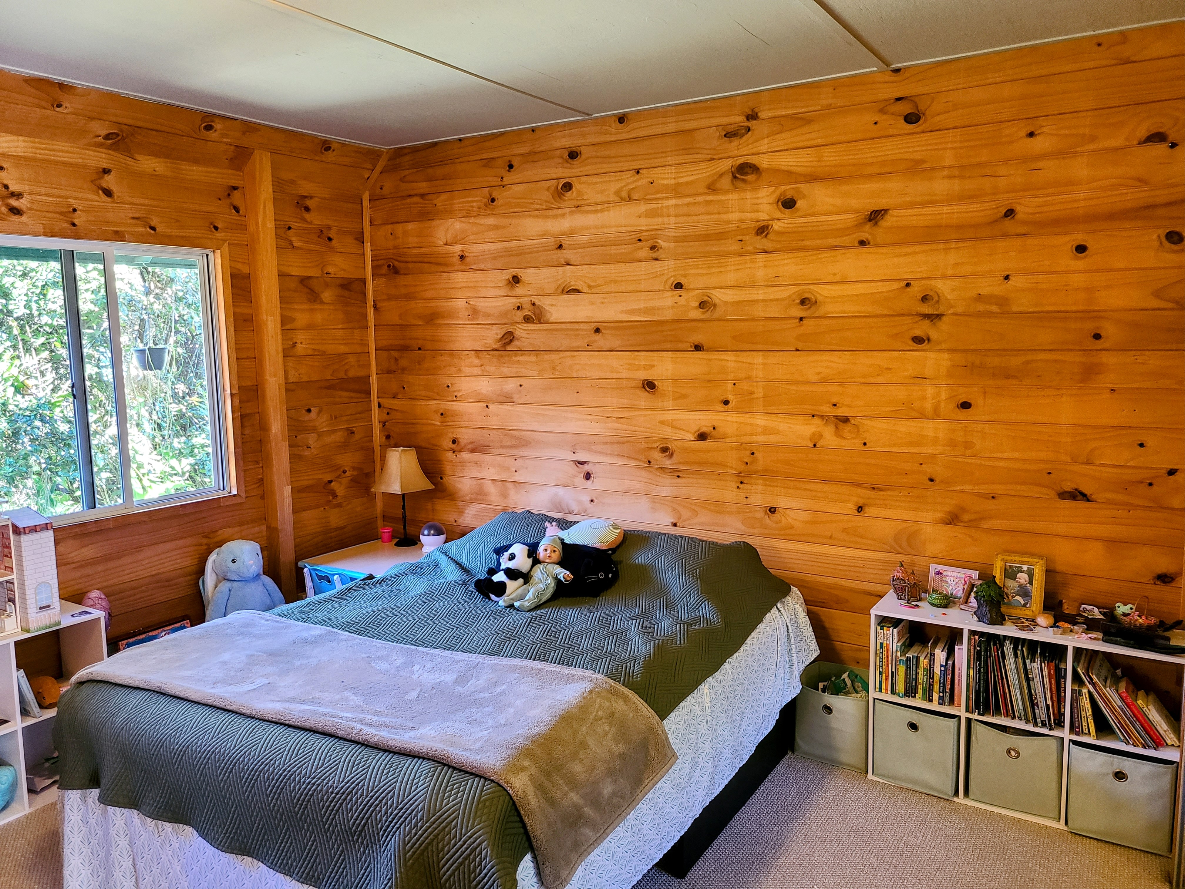 99-7721 Kilau Place Volcano, HI 96785 - Photo 15 of 28 a bedroom with a bed and a window
