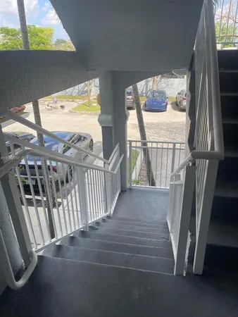 a view of a back yard