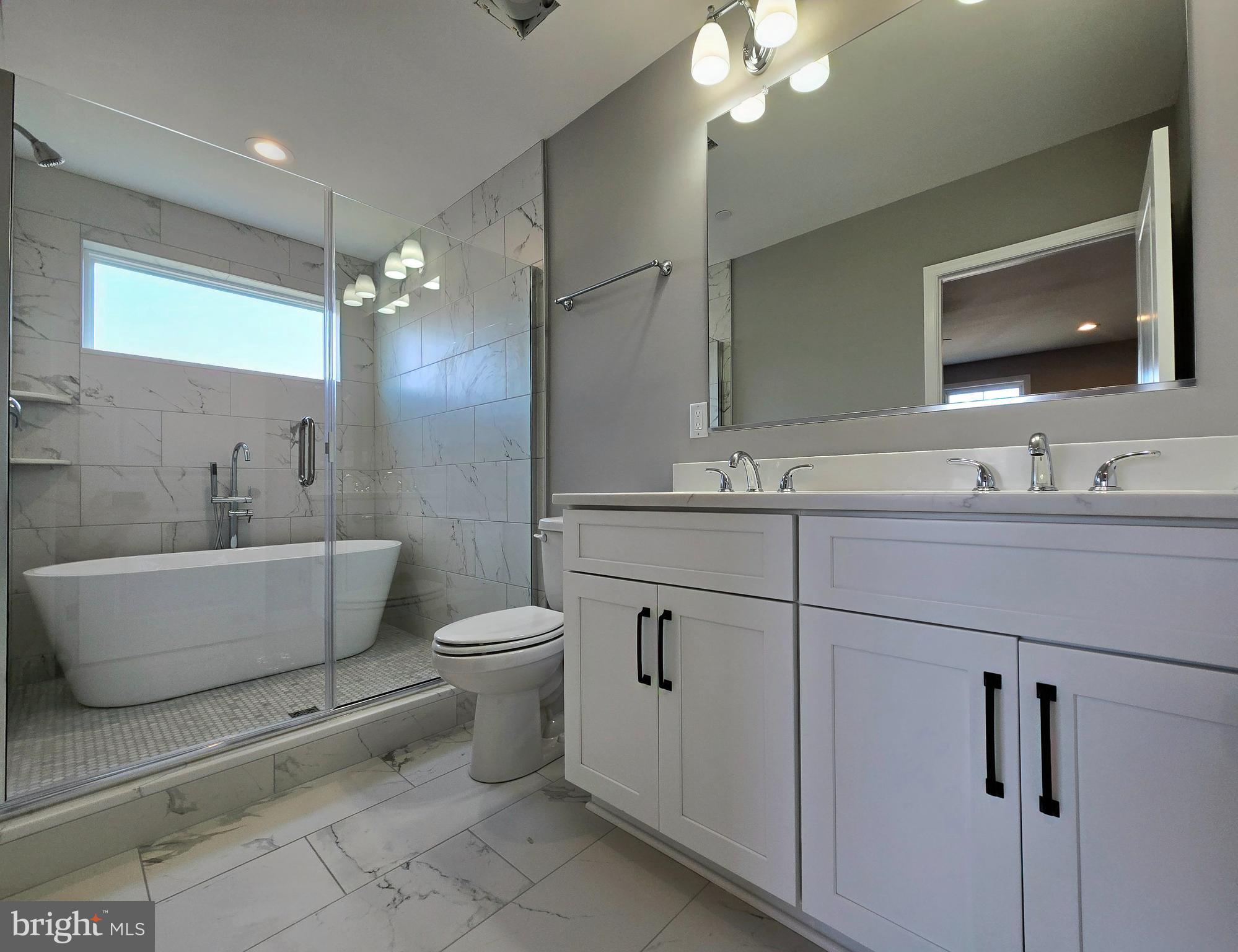 7704 Highpoint Road Clearwater Beach, MD 21226 - Photo 13 of 48 a bathroom with a toilet a sink a tub and mirror